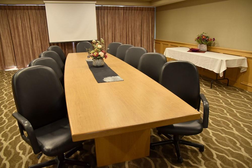 Comfort Suites Linn County photo 26