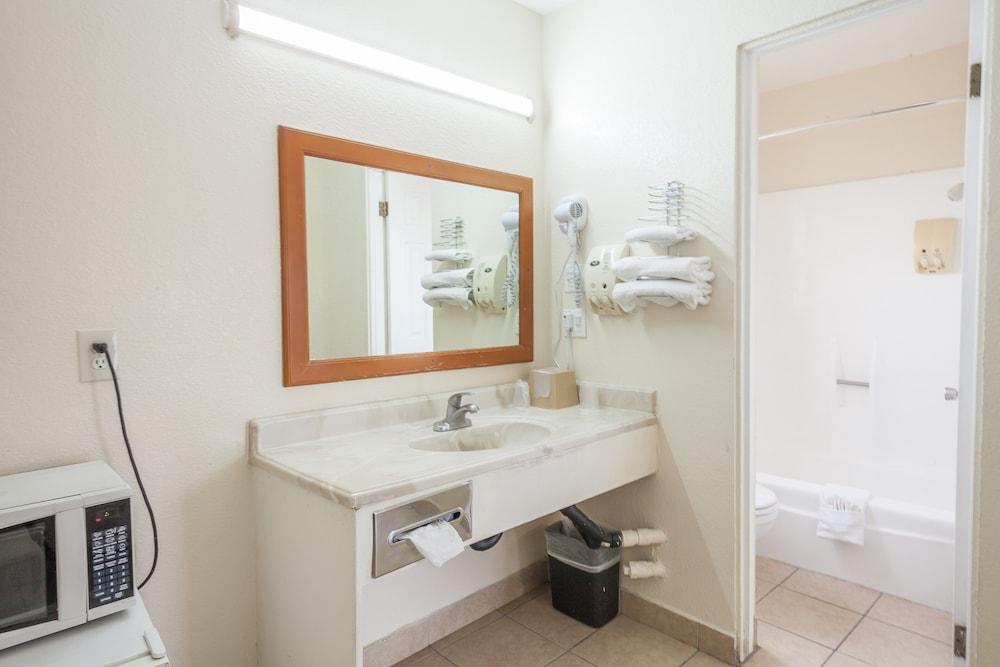 Vagabond Inn Hemet photo 8