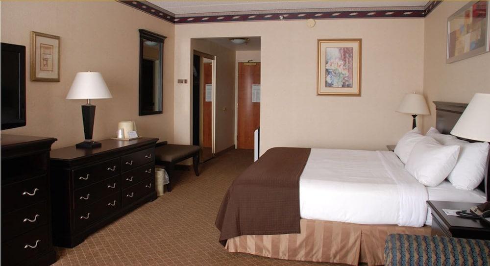 The Plaza Hotel & Suites Winona photo 10
