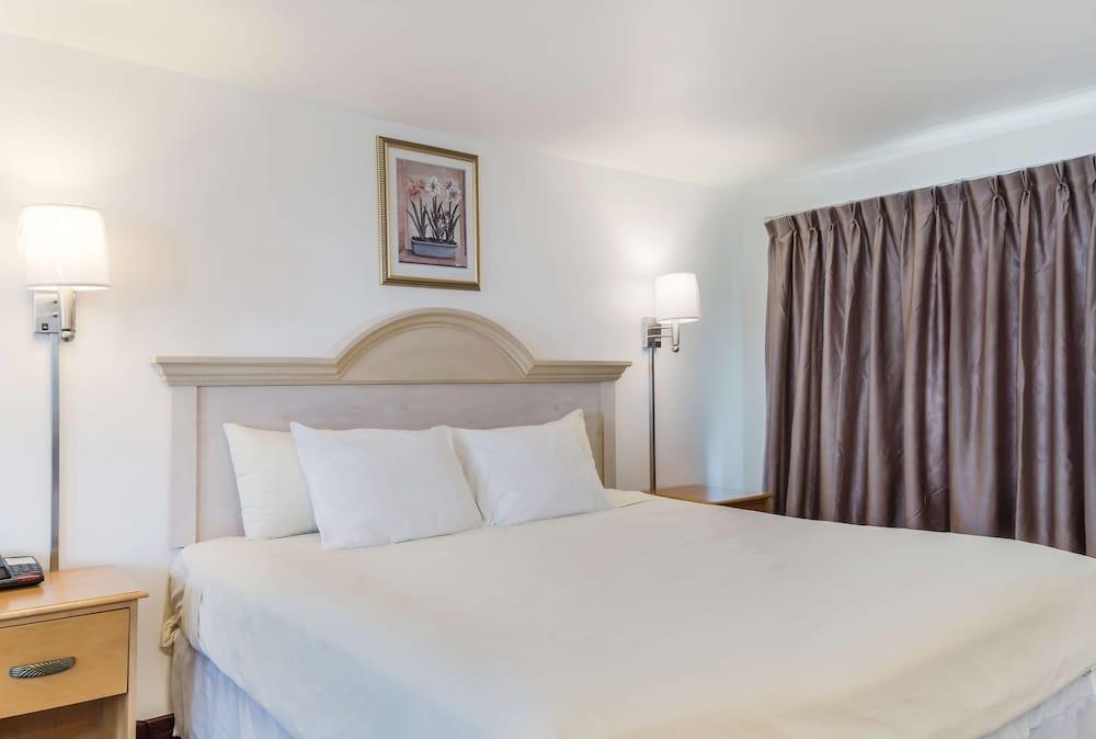 Americas Best Value Inn & Suites Hyannis Cape Cod photo 11