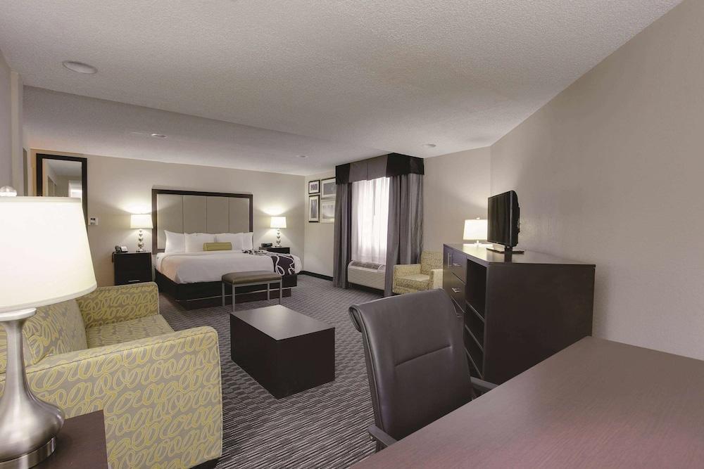 La Quinta Inn & Suites by Wyndham Detroit Metro Airport photo 12