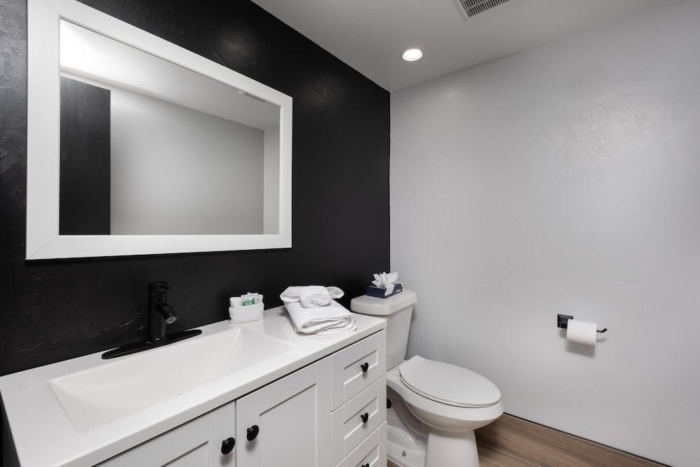 The Cactus Cove Inn and Suites photo 35
