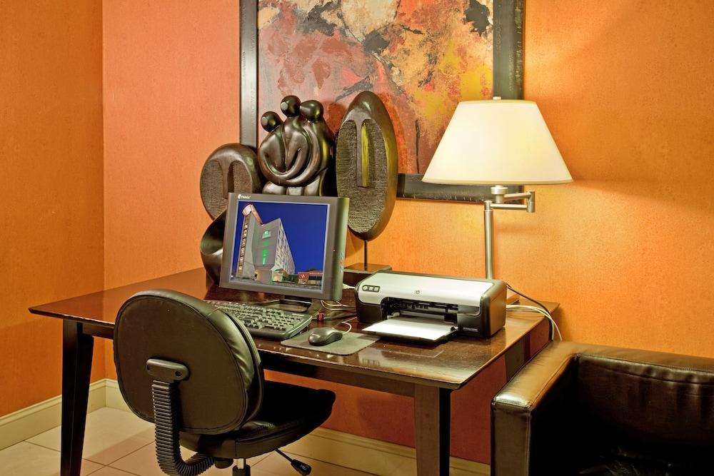 Holiday Inn Manhattan at the Campus by IHG photo 22