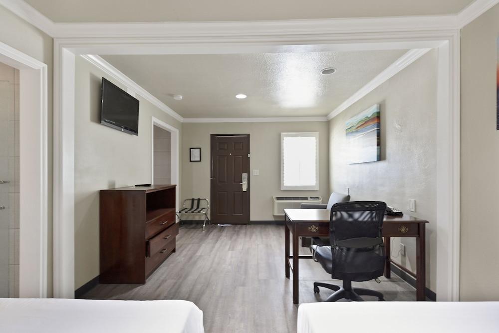 Le Blanc Inn & Suites photo 71