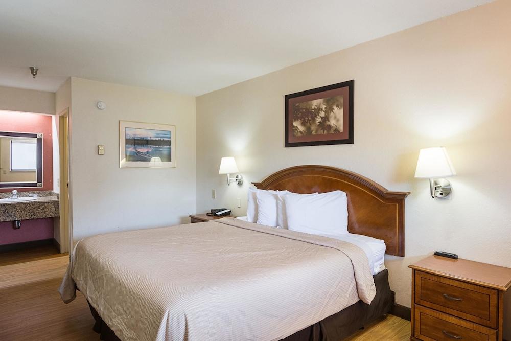 Rodeway Inn Tampa near Busch Gardens - USF photo 11