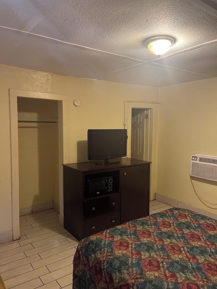 Plaza Motel photo 12