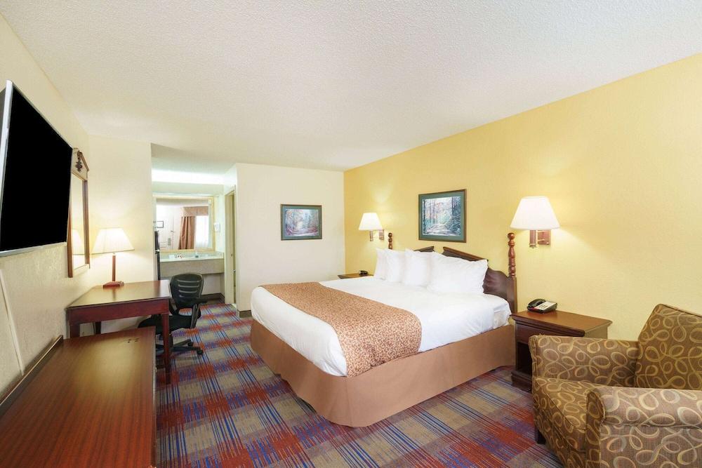 Travelodge by Wyndham Montgomery East photo 21