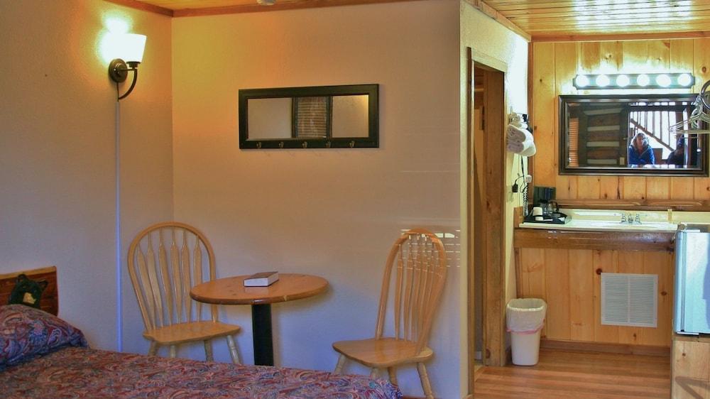 Black Bear Lodge Motel photo 7
