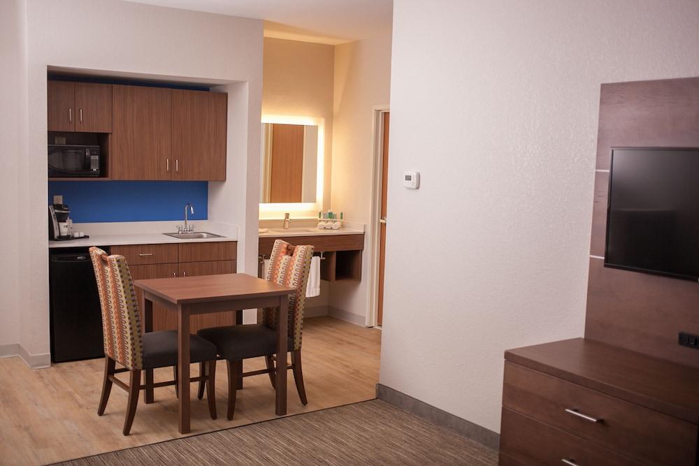 Holiday Inn Express Hotel & Suites by IHG photo 33
