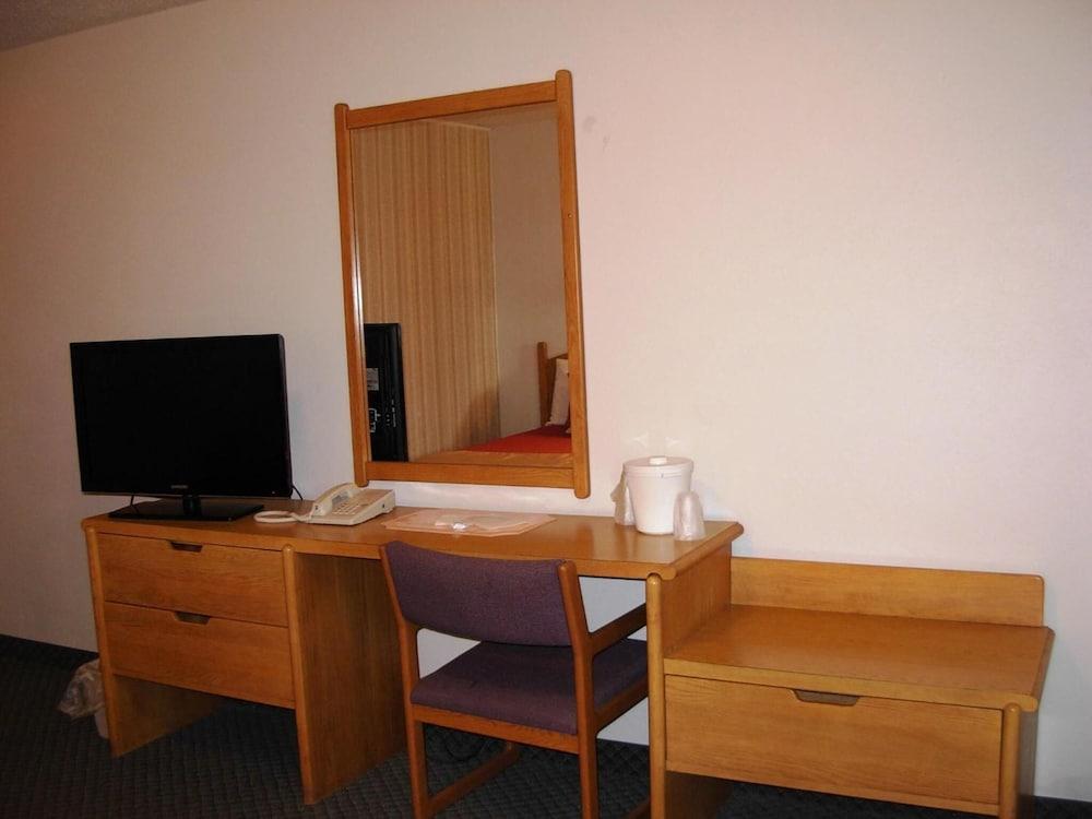 Red Carpet Motel photo 38