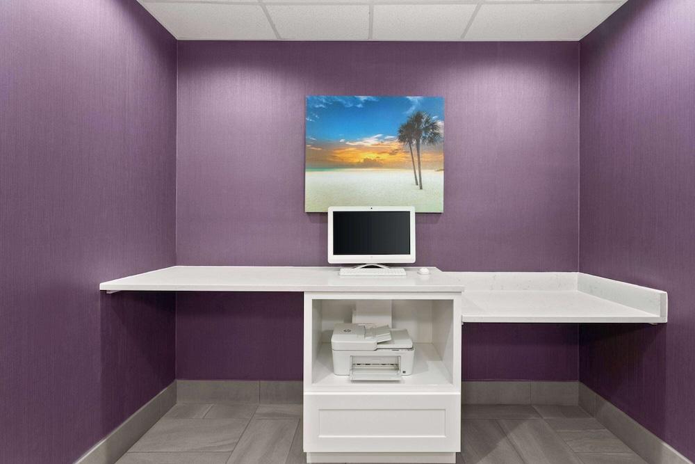 La Quinta Inn & Suites by Wyndham Ft. Pierce photo 28