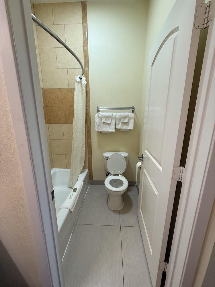 Executive Inn & Suites photo 10