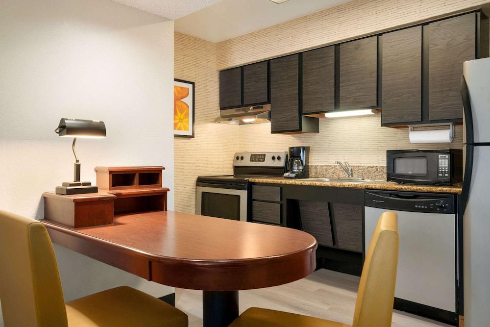 Hawthorn Suites by Wyndham Tinton Falls photo 33
