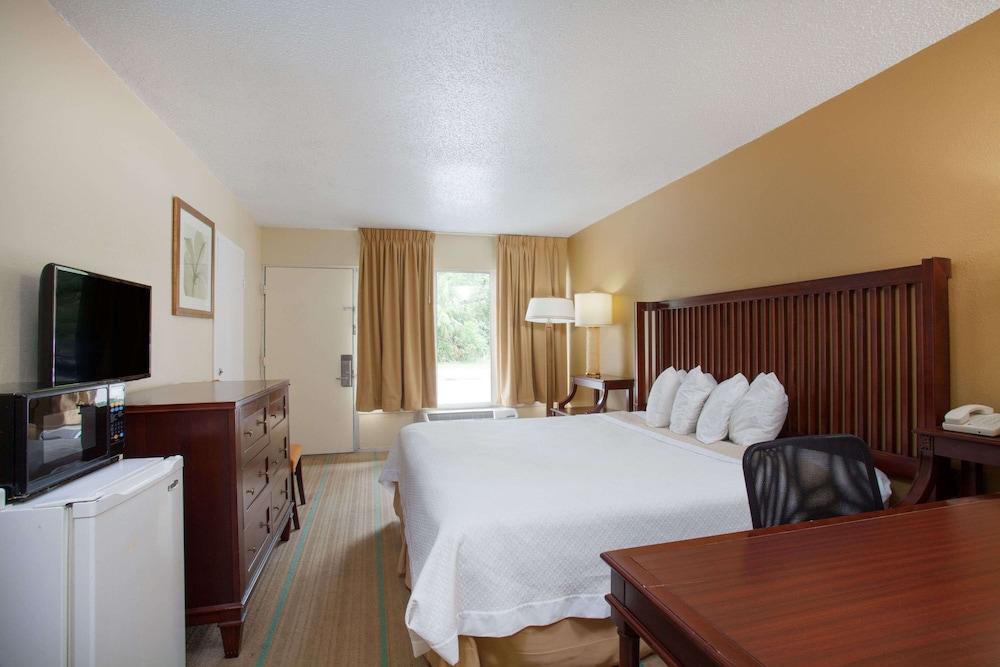 Econo Lodge Daytona Beach - Speedway photo 44