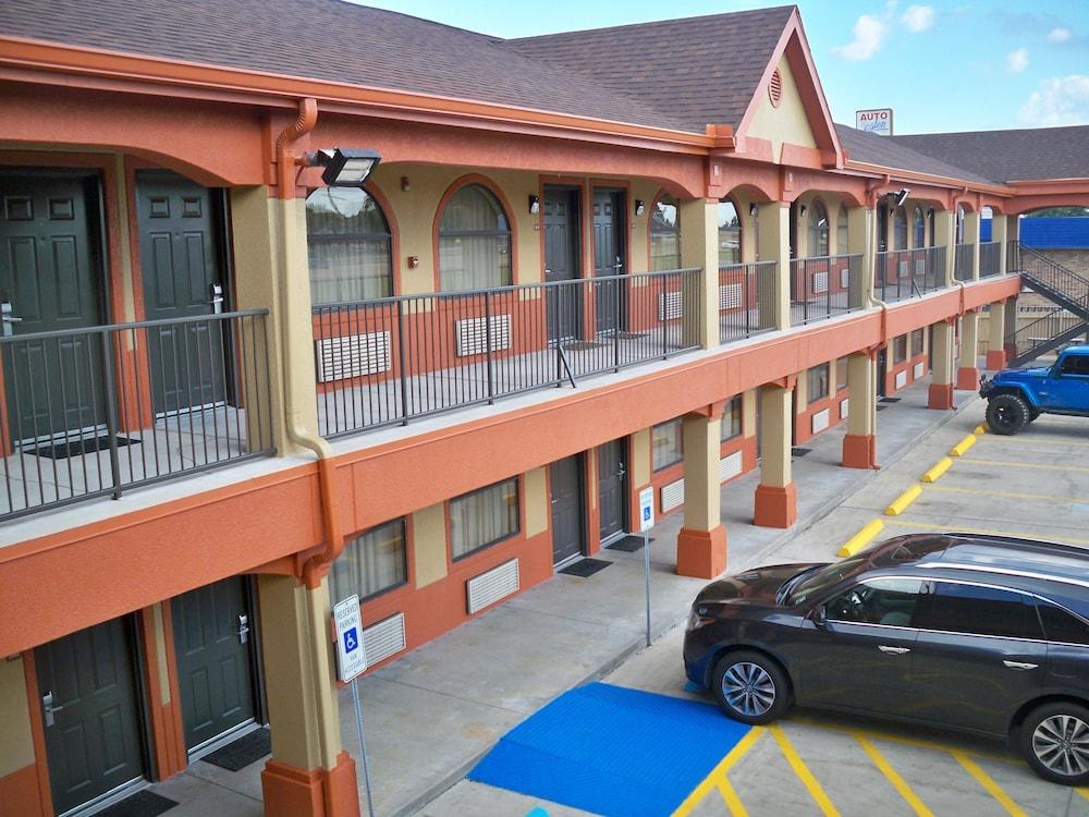 Scottish Inn & Suites photo 2