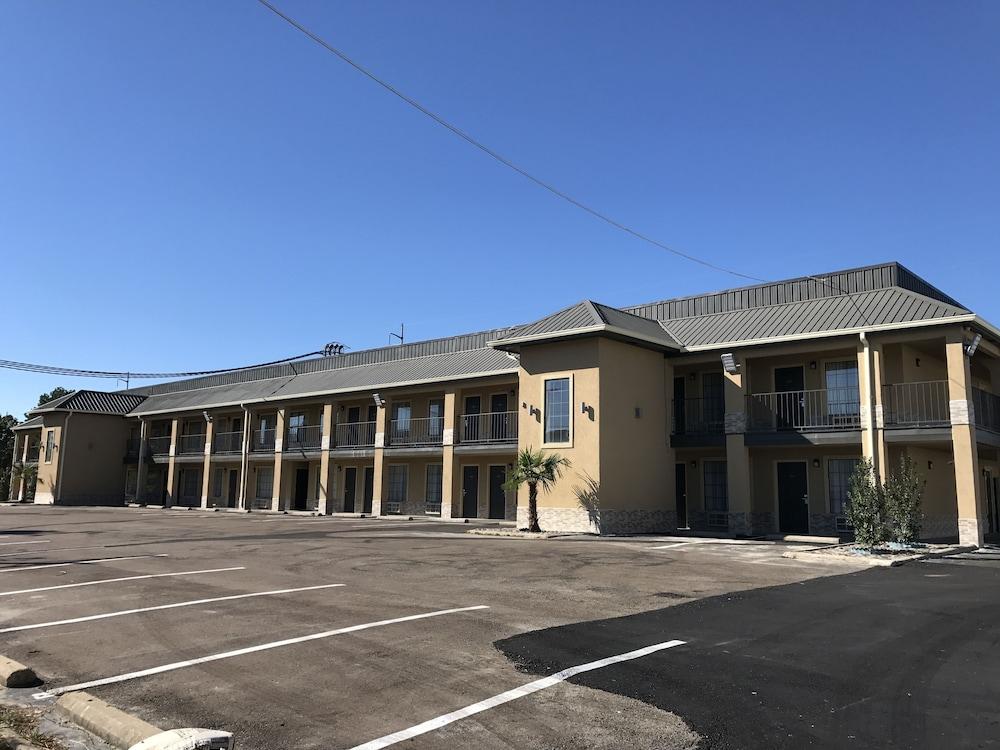 Super 8 by Wyndham Jackson MS Near the Fairgrounds photo 5