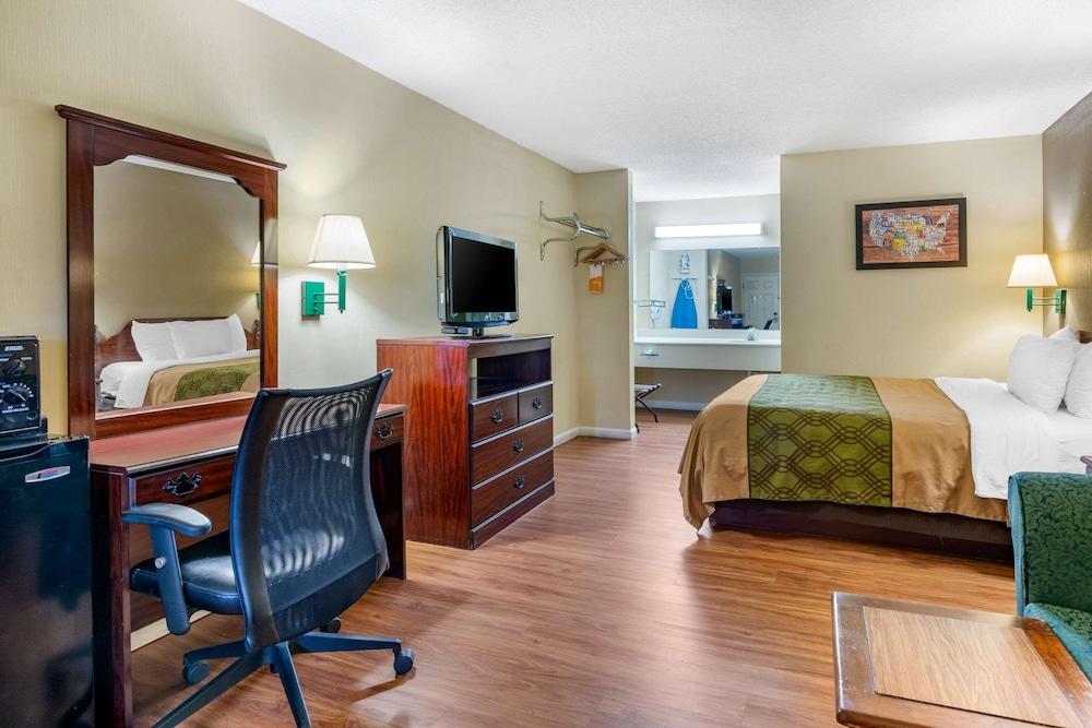 Econo Lodge Inn & Suites Southeast photo 17