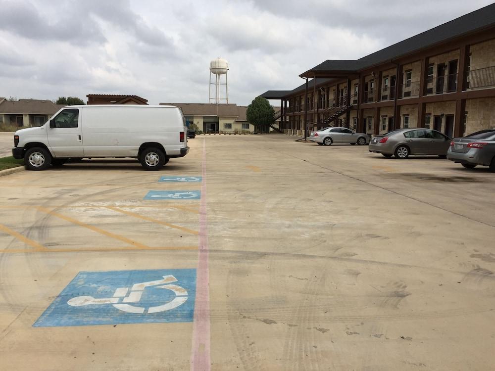 Pearsall Inn & Suites photo 21