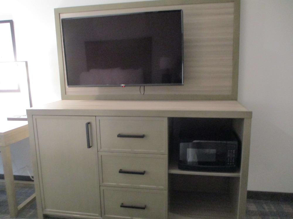 Merica Inn & Suites photo 20