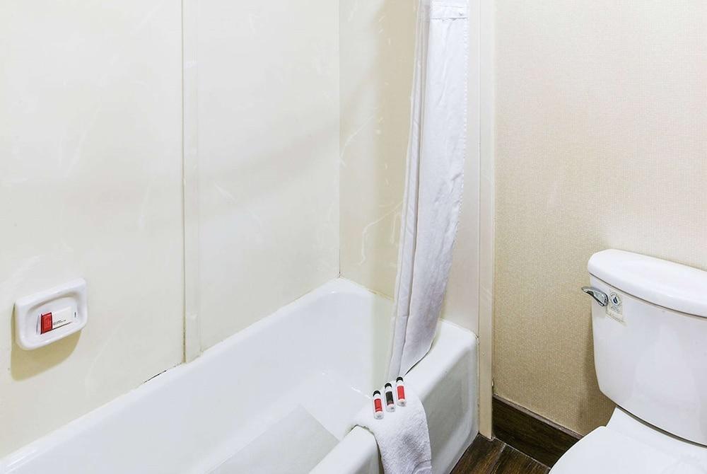 Travelodge by Wyndham Commerce Los Angeles Area photo 17