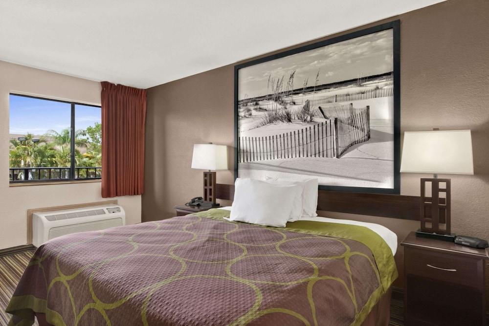 Super 8 by Wyndham Fort Myers photo 17