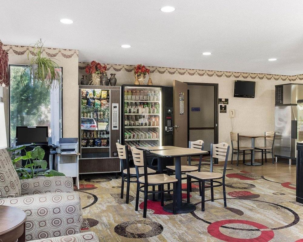 Econo Lodge Grand Forks near University photo 12