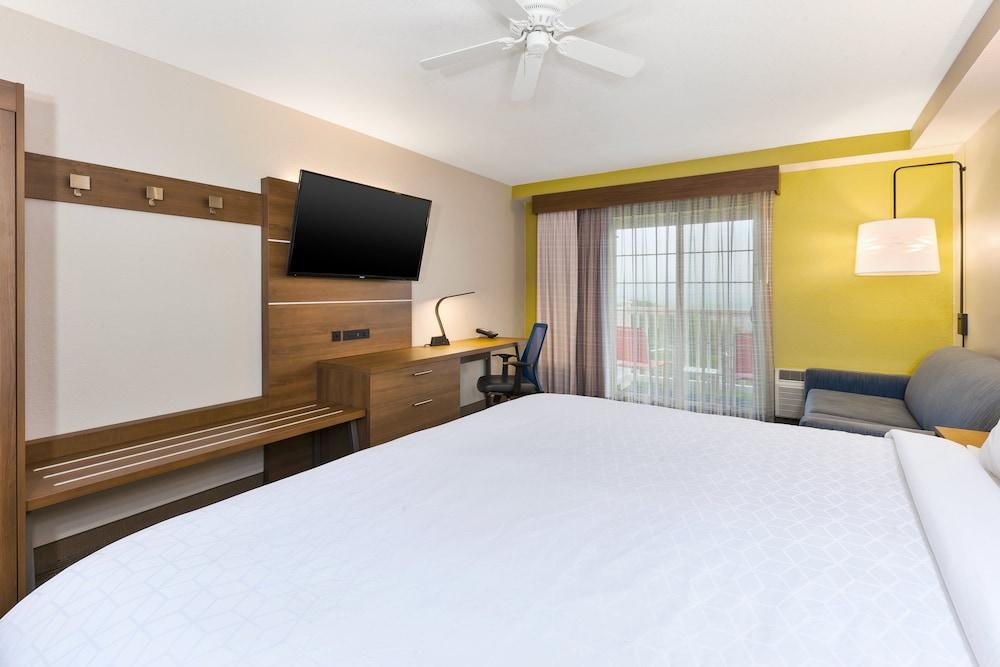 Holiday Inn Express & Suites Petoskey by IHG photo 2