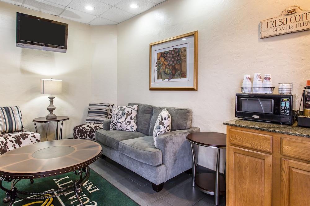 Rodeway Inn photo 11