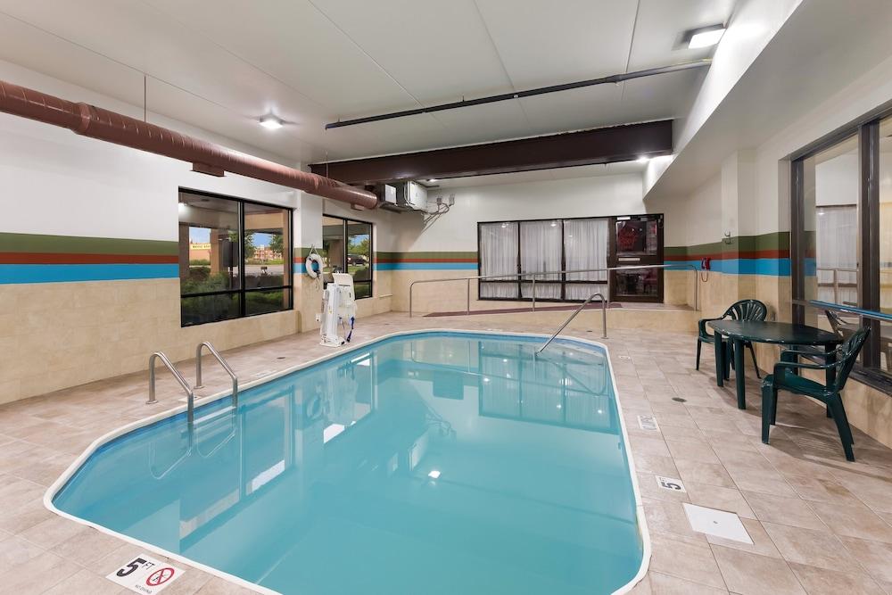 Red Roof Inn & Suites Columbus - West Broad photo 11