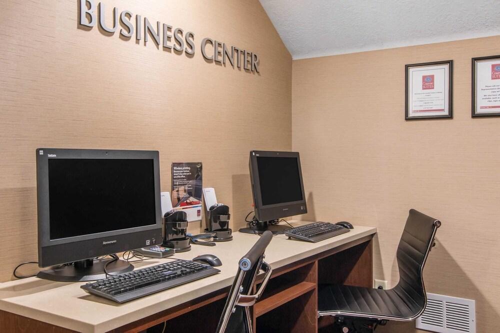 Comfort Suites Linn County photo 28
