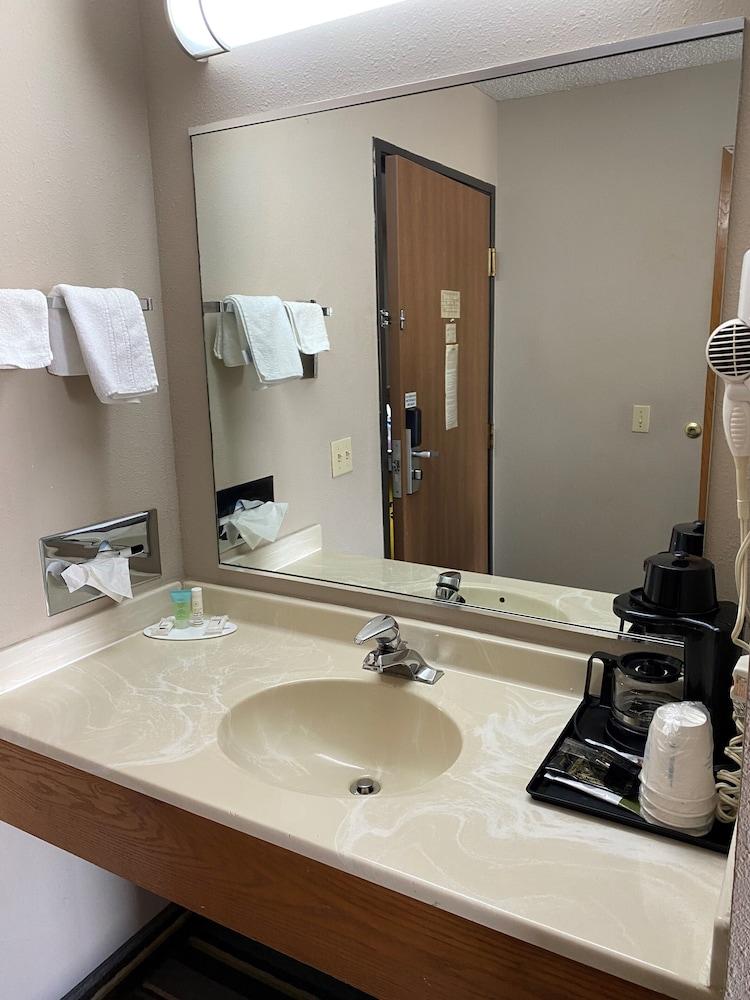 Super 8 by Wyndham Charles City photo 12