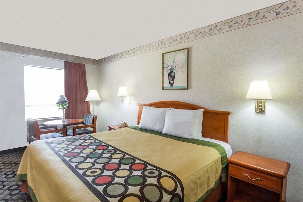 Super 8 by Wyndham Ashburn photo 11