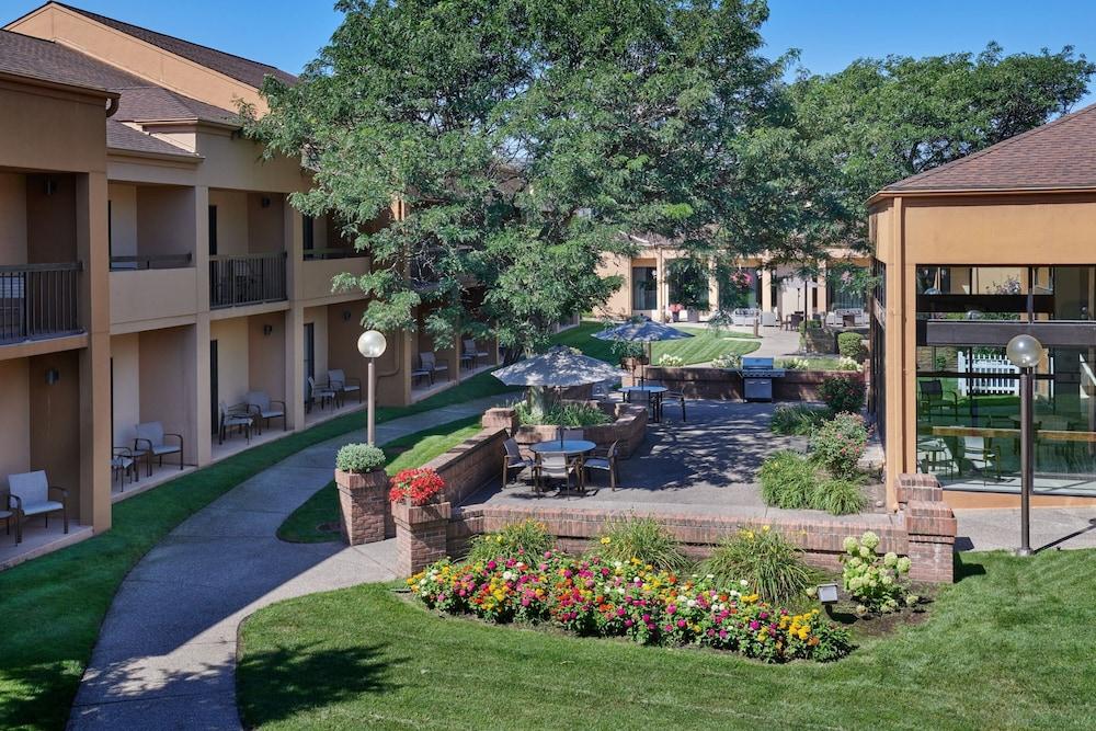 Courtyard by Marriott Detroit Dearborn photo 19