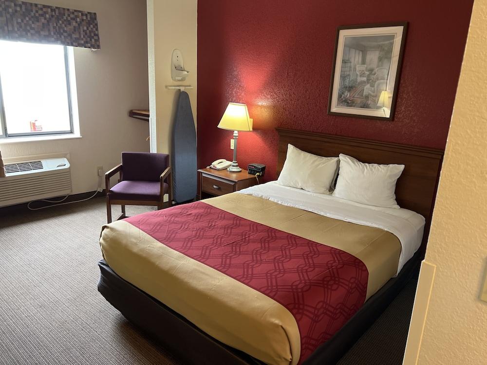 Express Inn & Suites photo 34