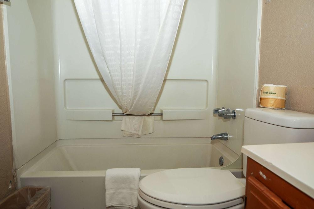 Super 8 by Wyndham Gallup photo 21