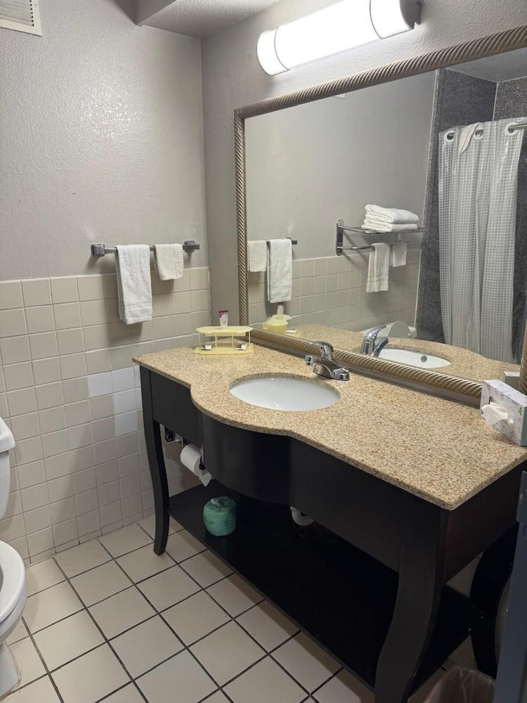 Executive Inn and Suites Baker photo 16