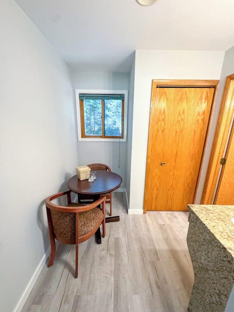 Lake Bluff Inn and Suites photo 27
