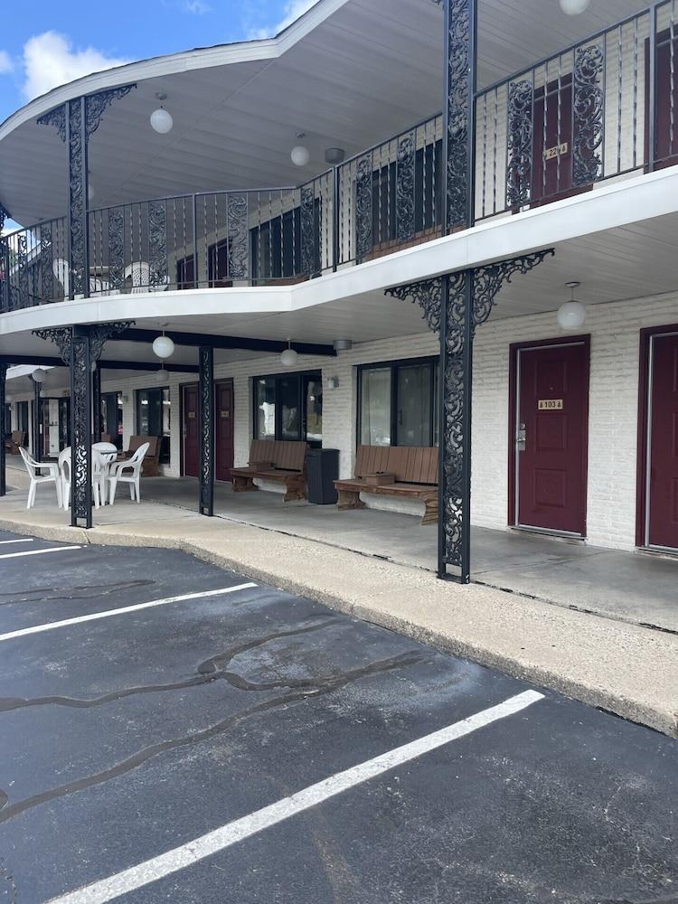 Amber's Inn & Suites photo 45