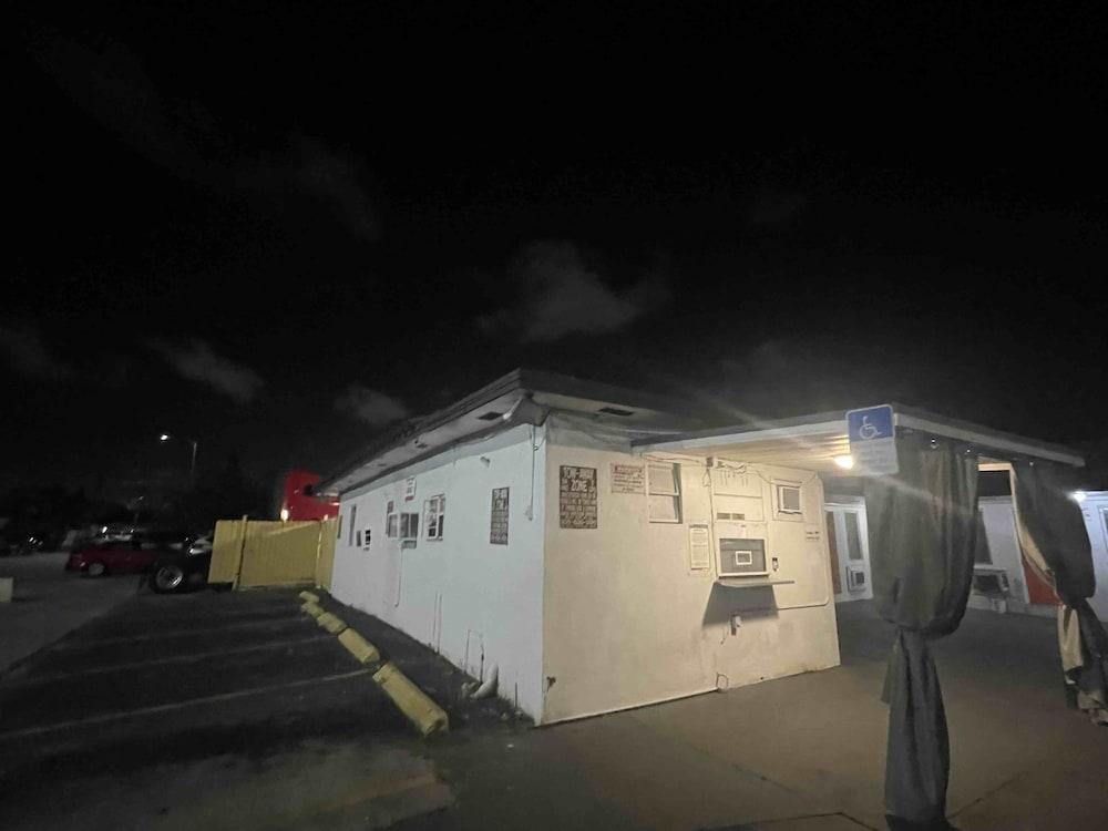 Sunshine Inn Motel photo 12