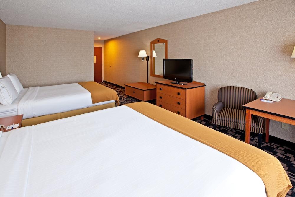 Holiday Inn Express Hotel & Suites Greenwood by IHG photo 17