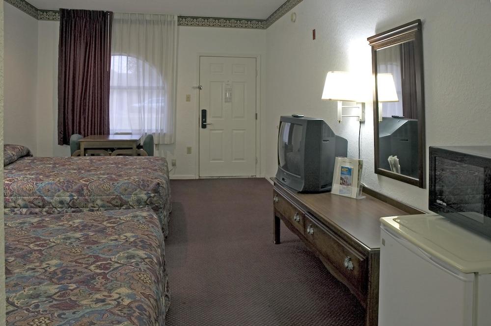 Budget Host, Hempstead Inn photo 8
