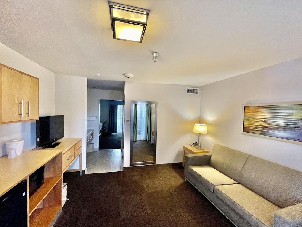 Red Roof Inn PLUS+ & Suites Tampa photo 8