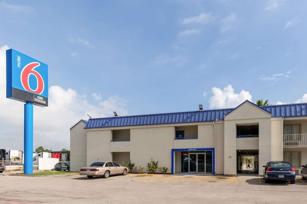Motel 6 Houston, TX - East photo 1