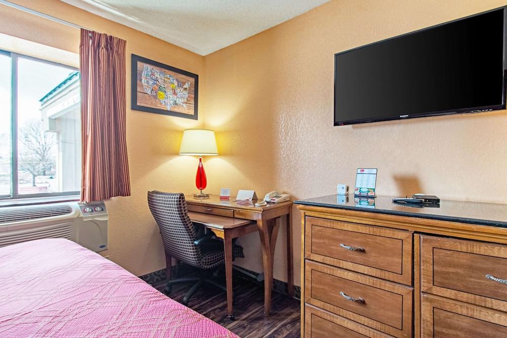 Econo Lodge photo 12