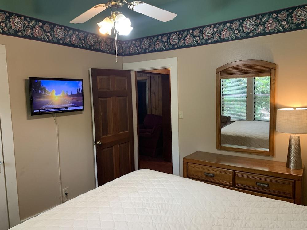 Carr's Northside Motel and Cottages photo 14