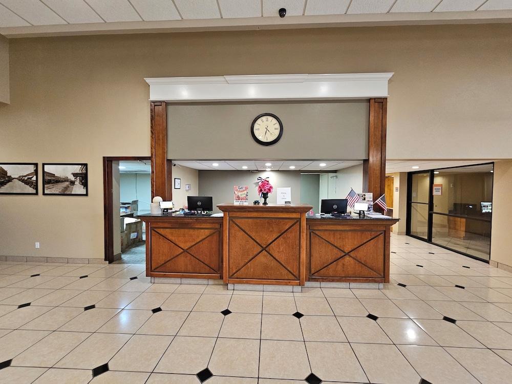 Clarion Inn & Suites Roswell photo 2