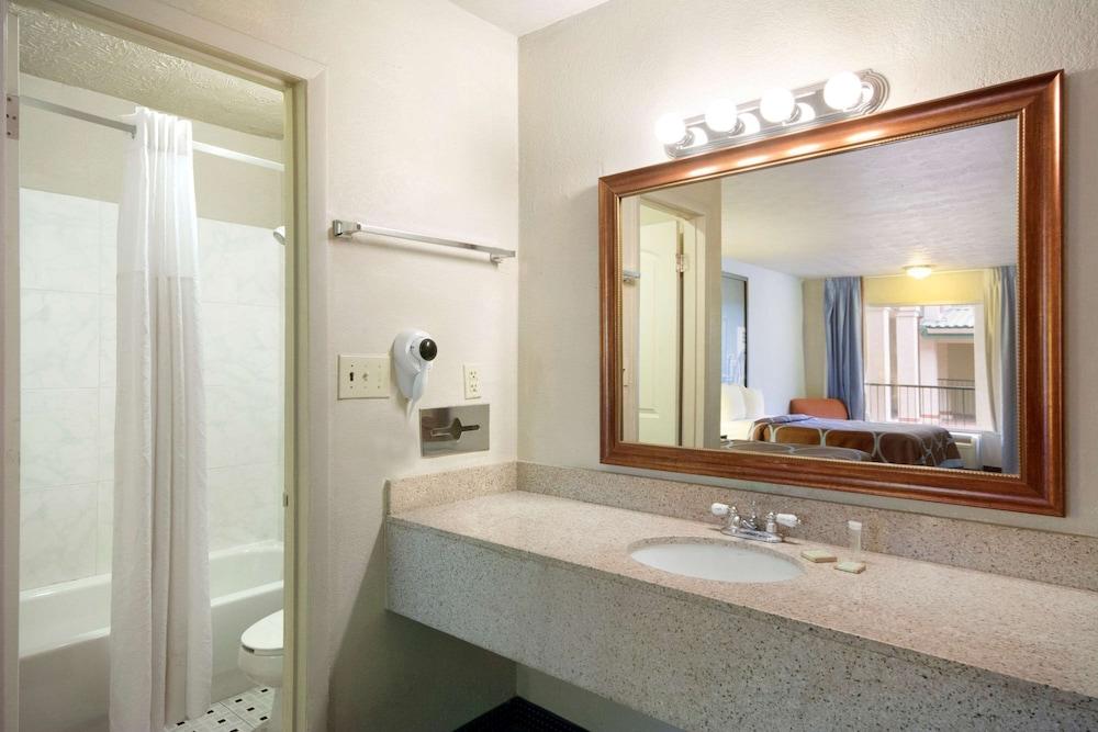 Super 8 by Wyndham Atlanta/Hartsfield Jackson Airport photo 21