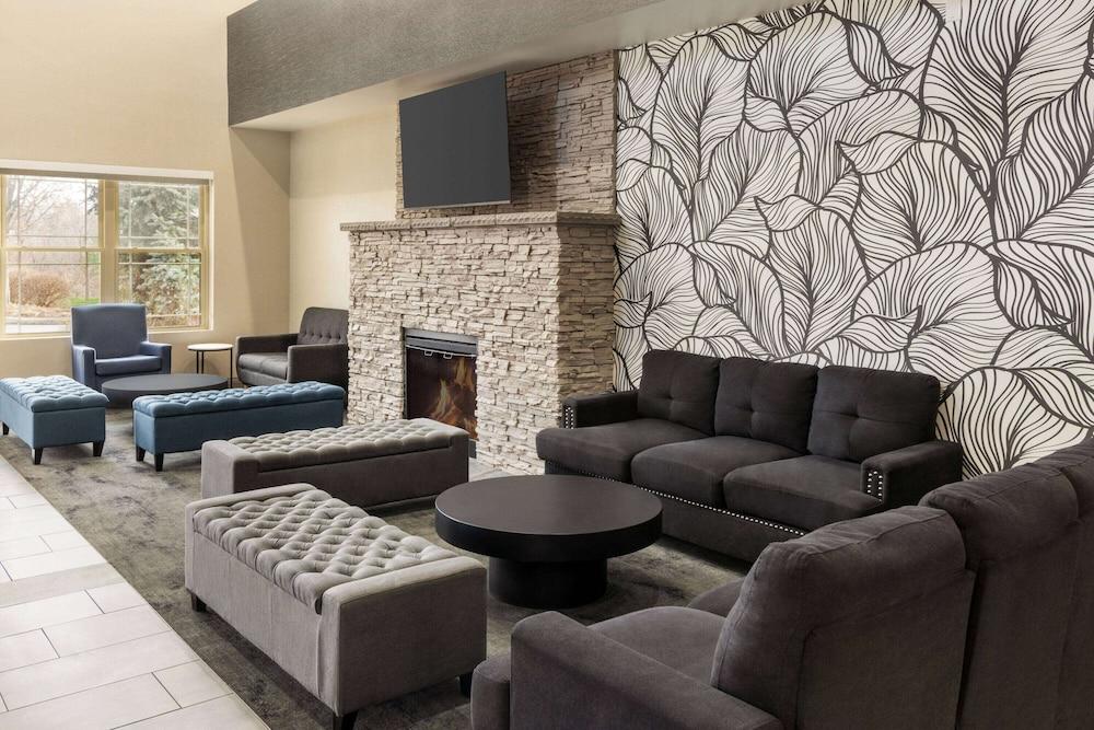 La Quinta Inn & Suites by Wyndham Lake George photo 10