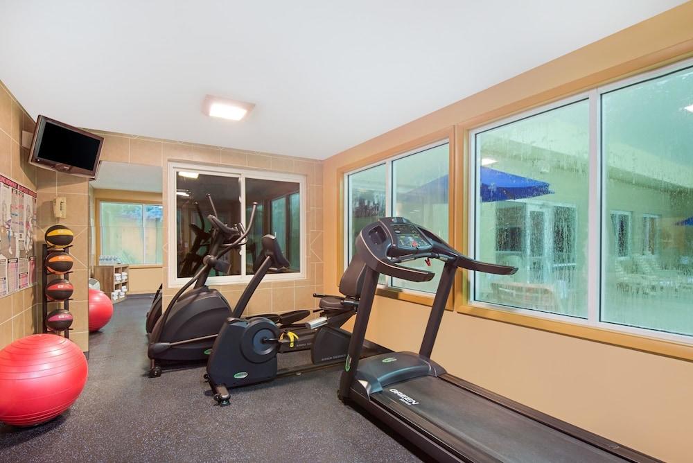 Days Inn by Wyndham Fremont photo 8
