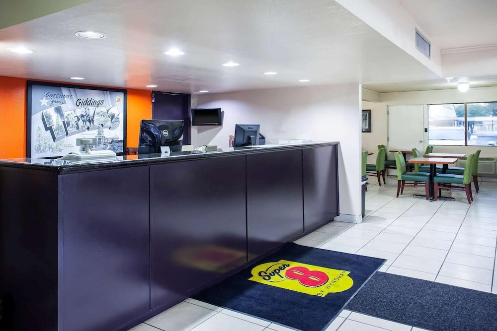 Super 8 by Wyndham Giddings photo 9